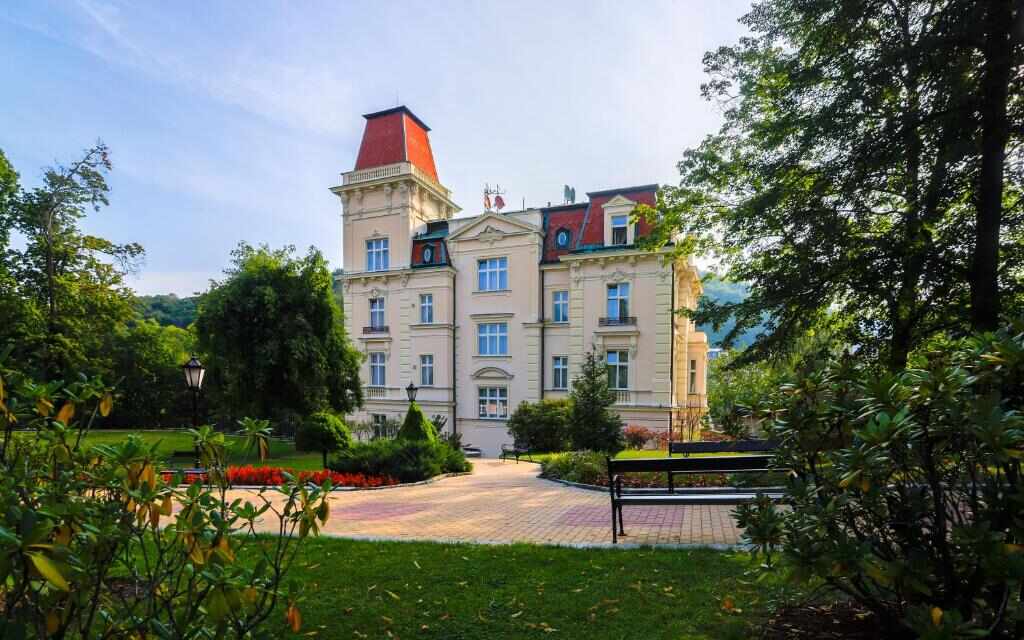 Bristol Vila Tereza - historic villa hotel in Karlovy Vary